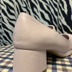 【新品】ストラップ付きパンプス ラベンダー&ゴールド Mサイズの画像