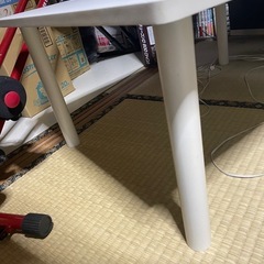 白いローテーブルの画像