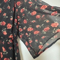 △新品　未使用【INGNI】花柄 シフォンVネック 半袖チュニック　Mの画像