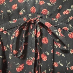 △新品　未使用【INGNI】花柄 シフォンVネック 半袖チュニック　Mの画像