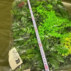 人工植物の壁 - 再利用可能な芝生の背景 - 壁パネル - プラスチックガーデングラス - フラワーウォール - フェイクグリーンプラント - 吊り下げフェンス装飾 - UV保護 - 40.01X59.99cm 未使用品 の画像