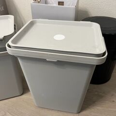 プラスチックゴミ箱＃３ー２個有りの画像