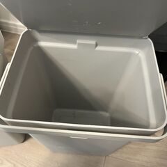 プラスチックゴミ箱＃３ー２個有りの画像