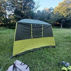 キャンプテント 緑と黄色 四角形の画像
