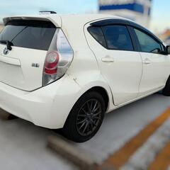 H26 アクア 5.7万キロ　車年2年！パール！ 右後ろは修理予定ですの画像