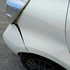 H26 アクア 5.7万キロ　車年2年！パール！ 右後ろは修理予定ですの画像