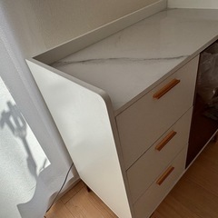 白×ゴールド　食器棚の画像