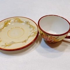 カントリー系カップアンドソーサー　花柄　クリーム系　　の画像