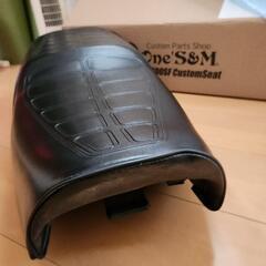 SUZUKI　GN125H純正シート(金具、ベルト付き)の画像
