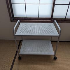 スチール製のワゴンの画像
