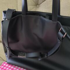 黒の合成皮革トートバッグ　レディース　メンズの画像