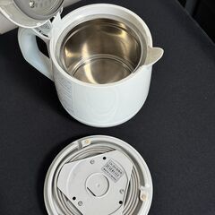 ハンディ掃除機、加湿器、カメラ三脚、電気ケトルお譲りしますの画像