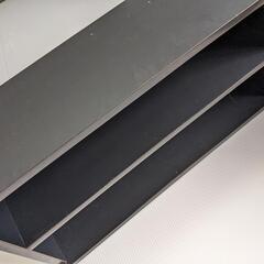 木製の2段の棚の画像