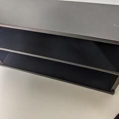 木製の2段の棚の画像