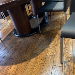 重量感のある大きなテーブルの画像