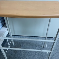 少し高さのあるテーブルの画像