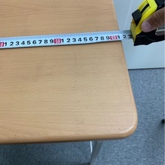 少し高さのあるテーブルの画像