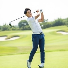        脊柱（背骨）の回旋可動域について  「腰を回して打て！」は大間違いだった。   人間の脊柱（背骨）は、片側に約45度ずつ、左右合わせて最大約90度まで回旋（ひねり）可能です。 つまり、正面を基準にして体幹を左右それぞれ約45度まで、合計で約90度の範囲が、安全に回旋できる限界とされています。  この約90度の回旋可動域は、以下のような部位ごとの動きの合計です。     ■ 頚椎（首）  回旋可動域は片側 約45〜50度（左右合計で約90〜100度）。 内訳： 　└ 環軸関節（C1-C2）：約 − 愛知県