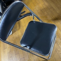 会議用テーブルと椅子3脚の画像