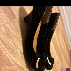 黒いリボン付きフラットシューズの画像
