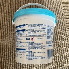 DIY壁紙貼りの道具とフロア用ボンドの画像