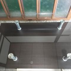 ブラウンガラステーブルの画像