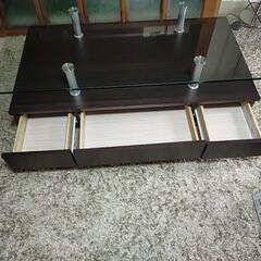 ブラウンガラステーブルの画像