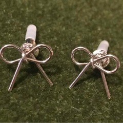 新品☆ピアス☆リボン☆ゴールデンシルバーカラー☆可愛くて素敵☆の画像