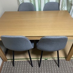 ダイニングテーブルの画像