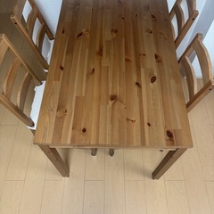 IKEA ダイニングテーブル&イス4脚
の画像