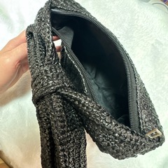 大きな黒リボンの編みクラッチバッグの画像