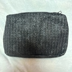 大きな黒リボンの編みクラッチバッグの画像