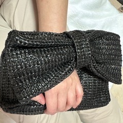 大きな黒リボンの編みクラッチバッグの画像