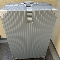 ボロボロのスーツケースの画像