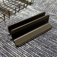 ノートパソコンスタンド　ケーブル収納ラック　パソコン関連の画像
