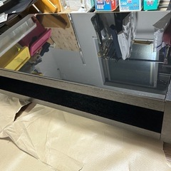高級感　ガラステーブルの画像