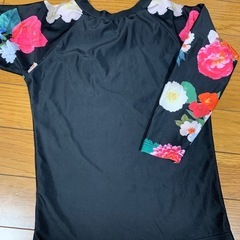 長袖 ラッシュガード 花柄水着130の画像