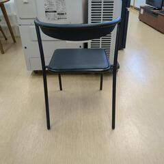 チェア シンプルで使いやすい！おしゃれな黒のダイニングチェア/デスクチェア【こちらは店舗です。浜村鹿野温泉ICから3分 買取本舗 宮本リサイクル 営業時間9～19時 定休日水曜のみ←連絡できませんm(_ _)m】の画像