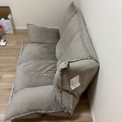 女性が使用 肉厚フロアソファ リクライニング  LOWYAの画像