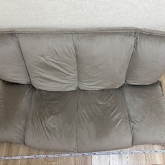 女性が使用 肉厚フロアソファ リクライニング  LOWYAの画像