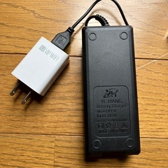 電池充電器➕１８６５0充電電池４本
の画像