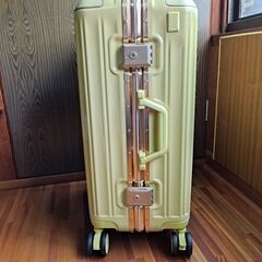 イチョウイエローのMサイズスーツケース　未使用品の画像