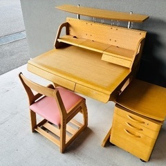 カリモク製小学生用学習机の画像