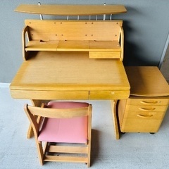 カリモク製小学生用学習机の画像