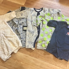 乳幼児に使える服、小物入り18枚の画像