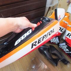 CBR600F4i レプソルカラー 社外カウル一式 セット 中古です。 おまけで予備の赤色のシートカウル、燃料タンクをお付けします。の画像