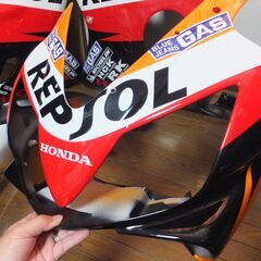 CBR600F4i レプソルカラー 社外カウル一式 セット 中古です。 おまけで予備の赤色のシートカウル、燃料タンクをお付けします。の画像
