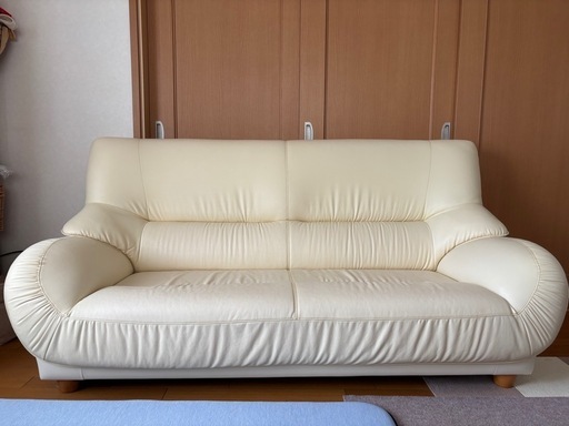 使用感ほぼなし　脚付き3人掛けソファ