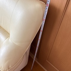 使用感ほぼなし　脚付き3人掛けソファの画像