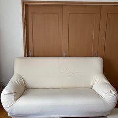 使用感ほぼなし　脚付き3人掛けソファの画像
